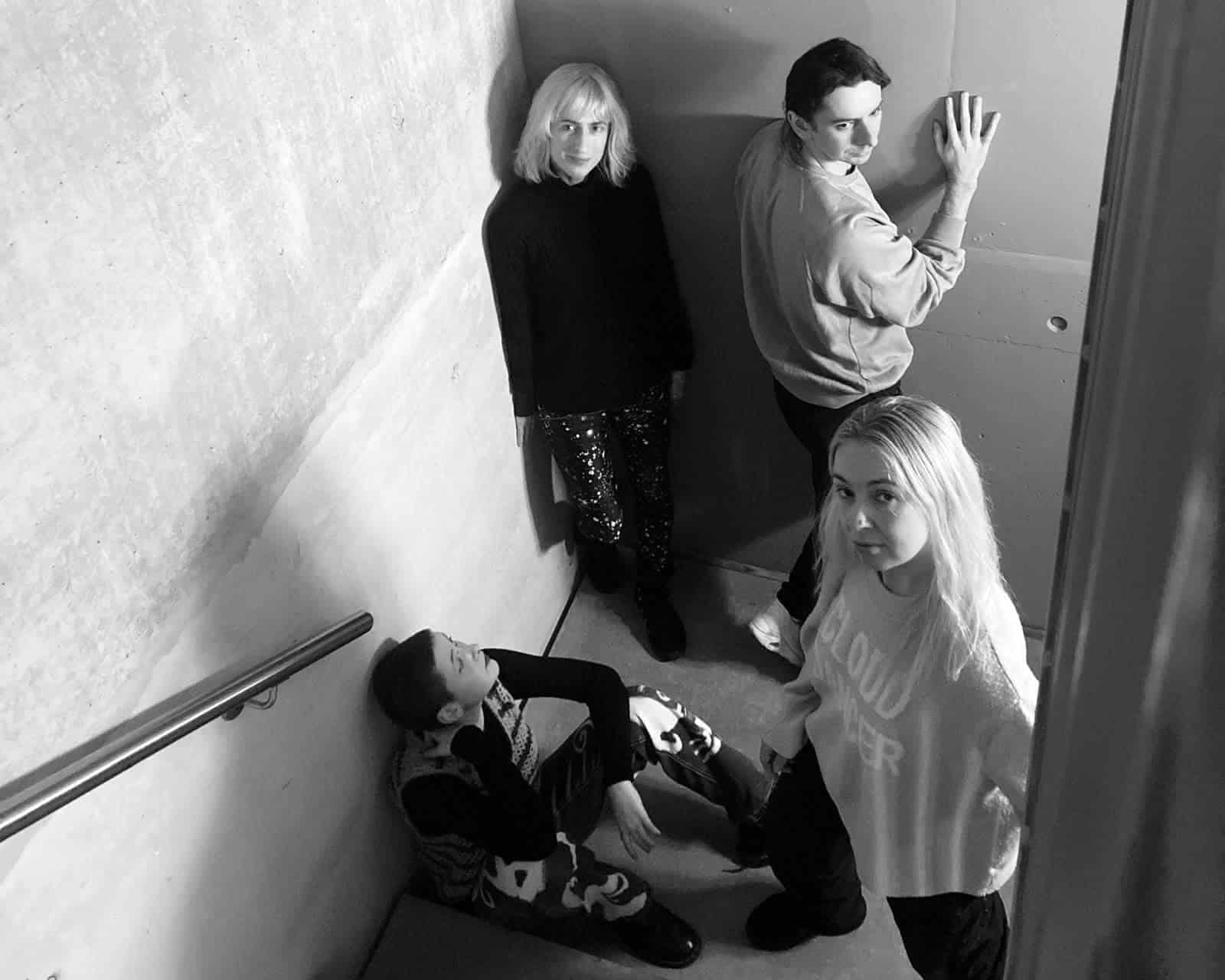 Vier Mitglieder der Company art@you im Treppenhaus, Schwarzweissfoto